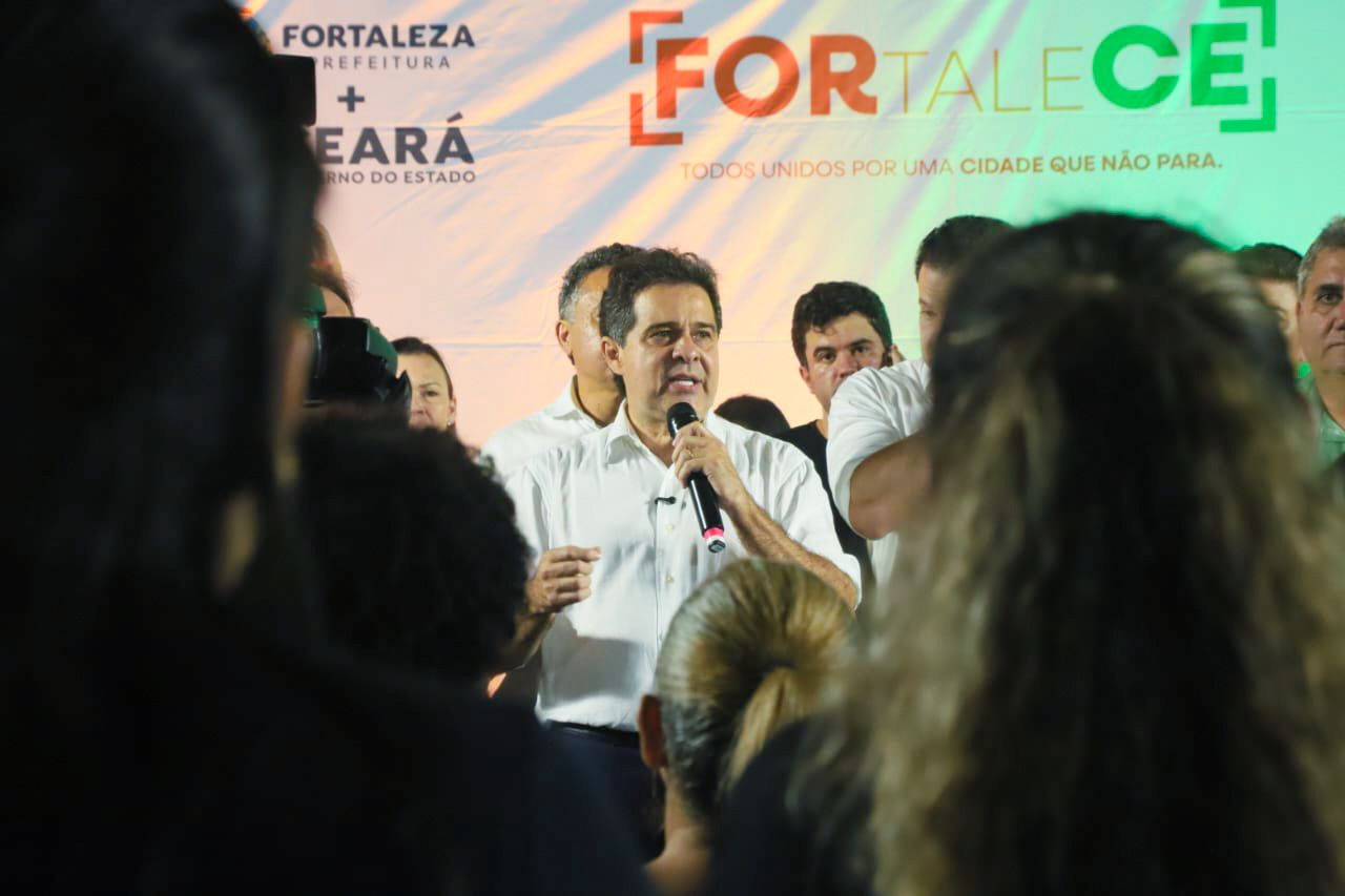 prefeito Evandro discursa no palco